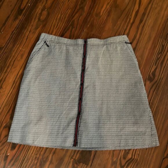 Tail Activewear SKORT. Two front pockets and one back pocket. Zip up. - Picture 1 of 4